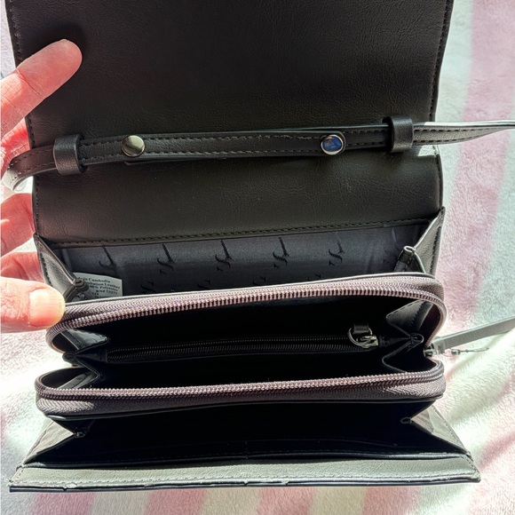 Vera Wang Black and Tan Crossbody Bag - Picture 2 of 4